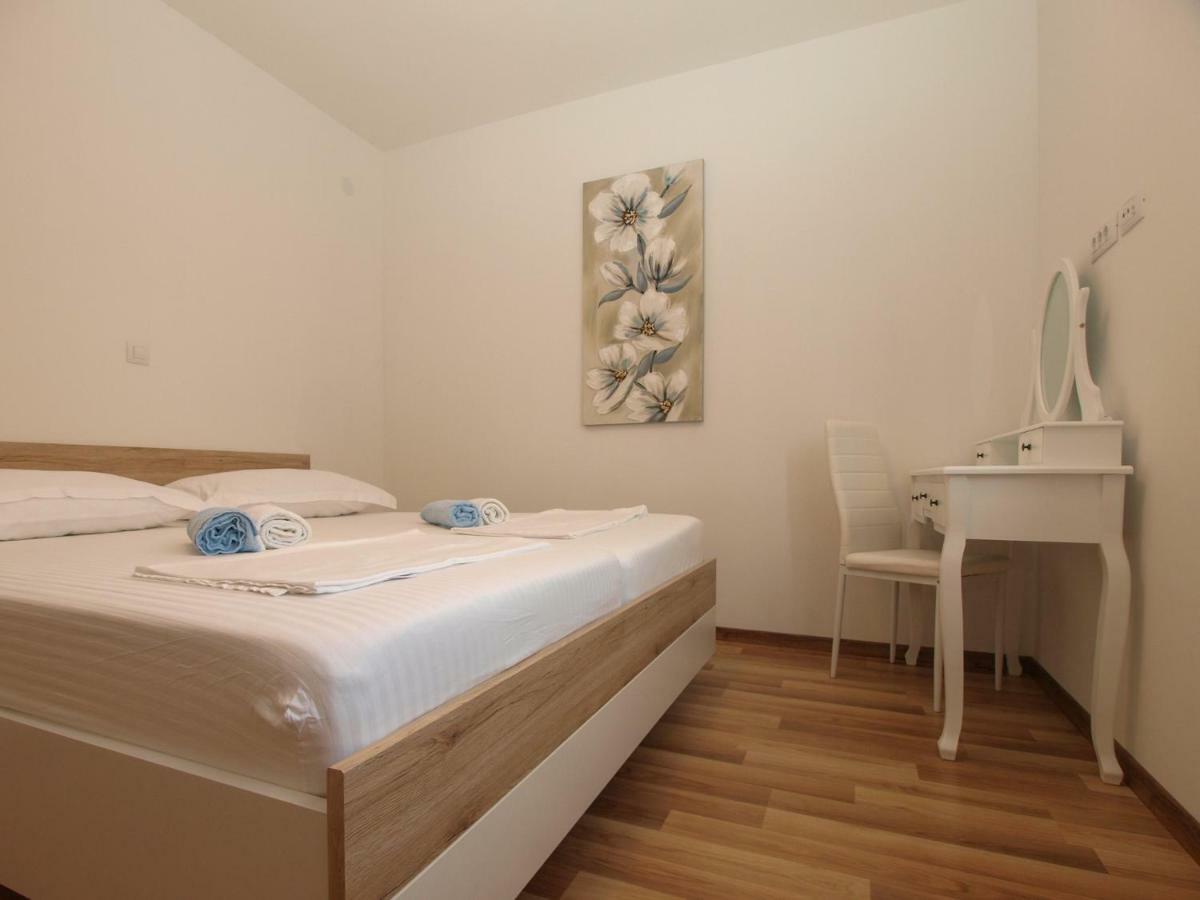4 Stars Apartments-Pikula Fazana Exterior photo