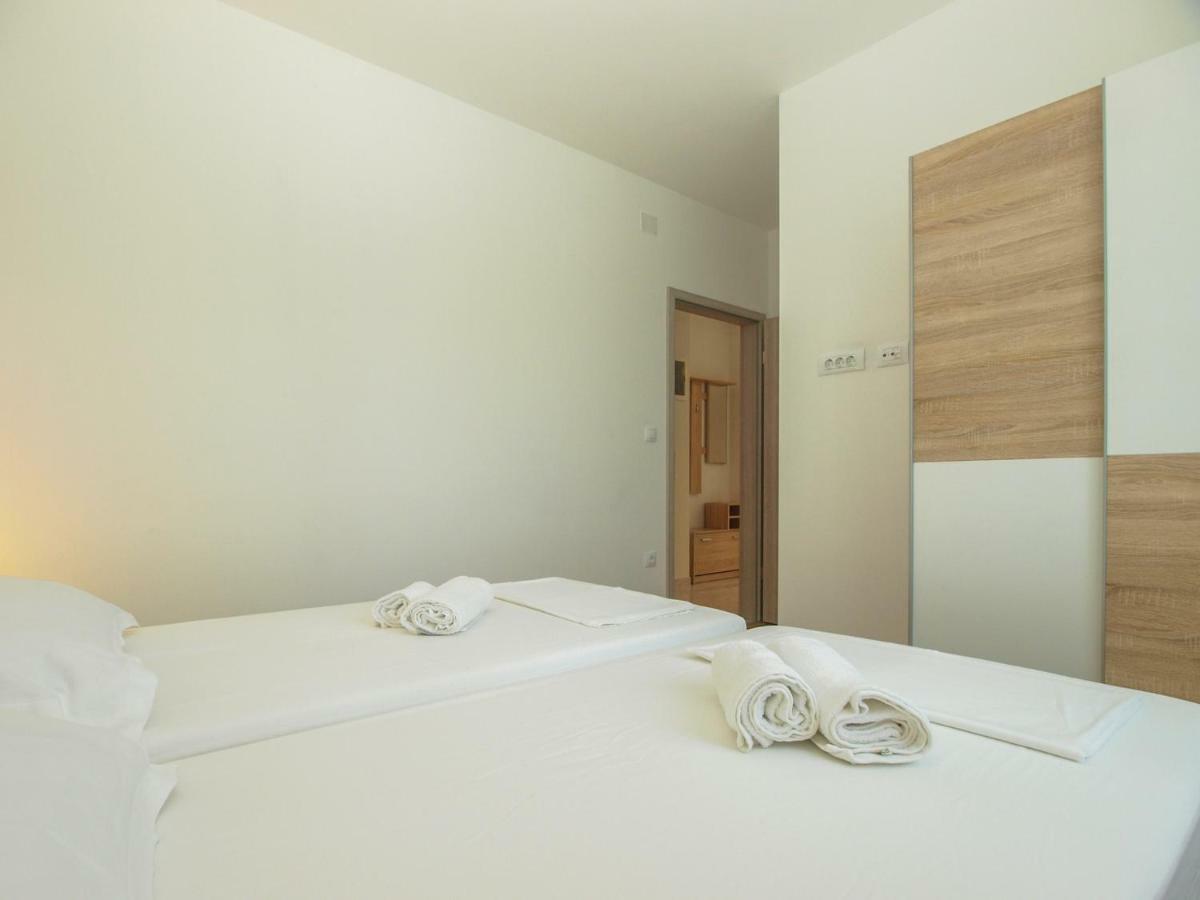 4 Stars Apartments-Pikula Fazana Exterior photo