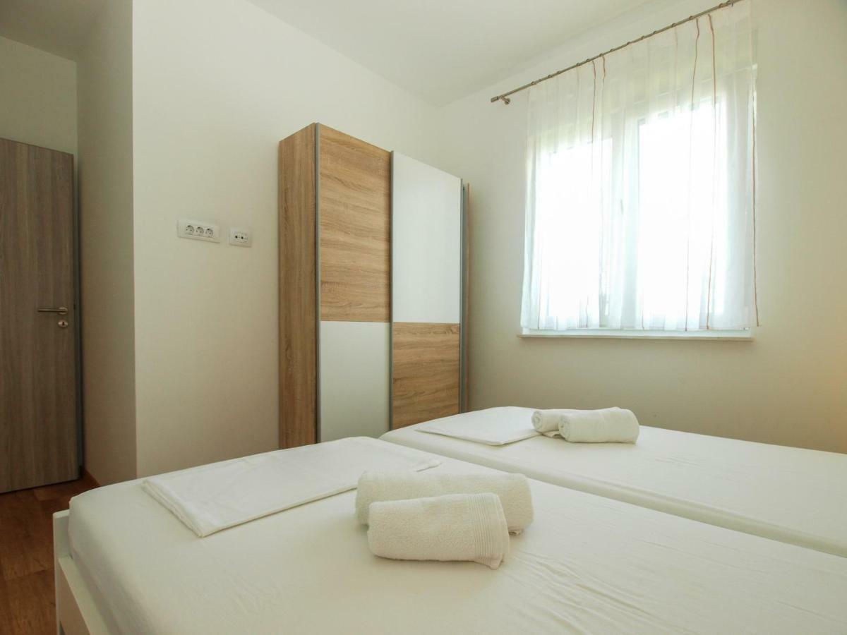 4 Stars Apartments-Pikula Fazana Exterior photo