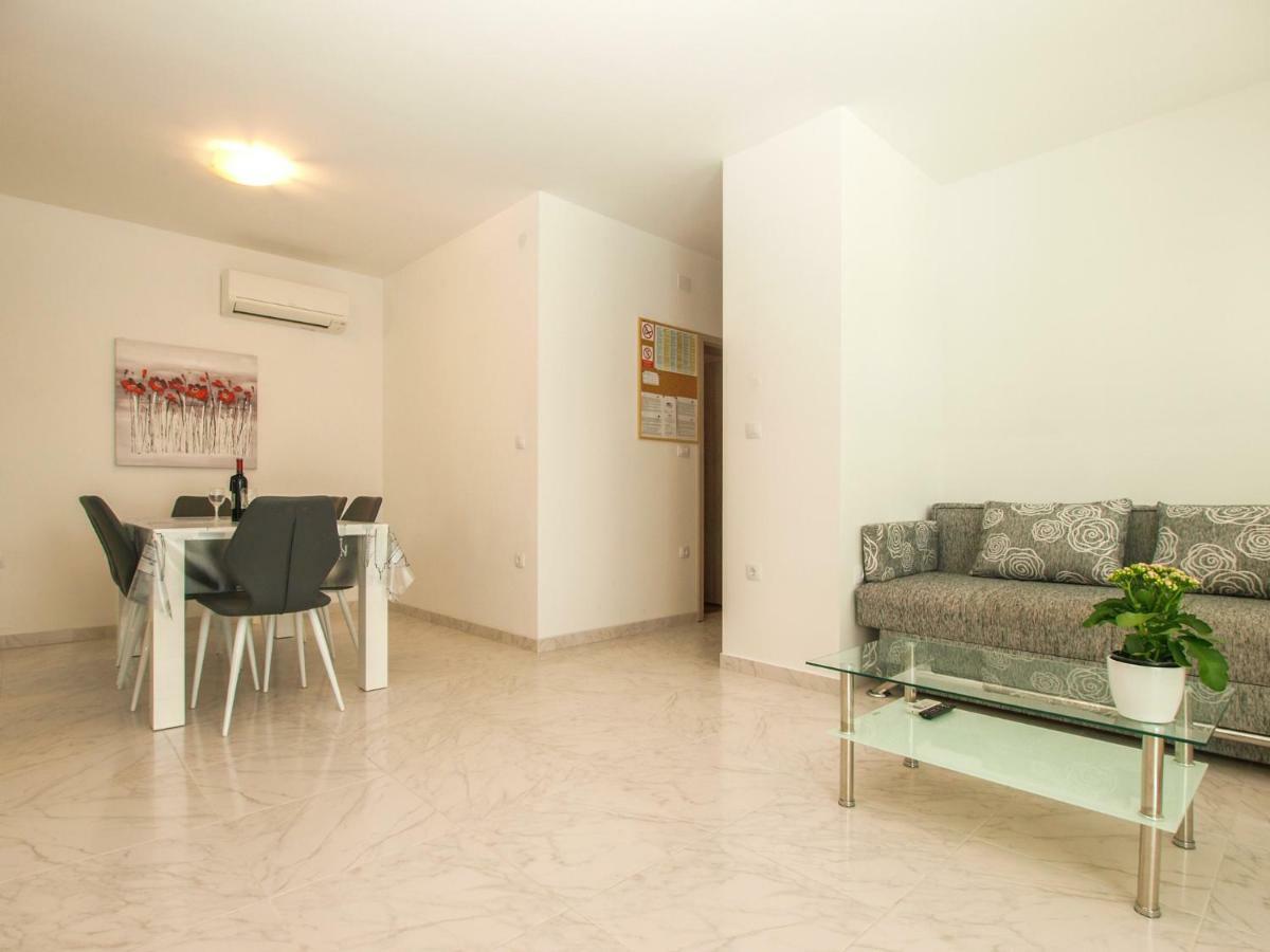 4 Stars Apartments-Pikula Fazana Exterior photo