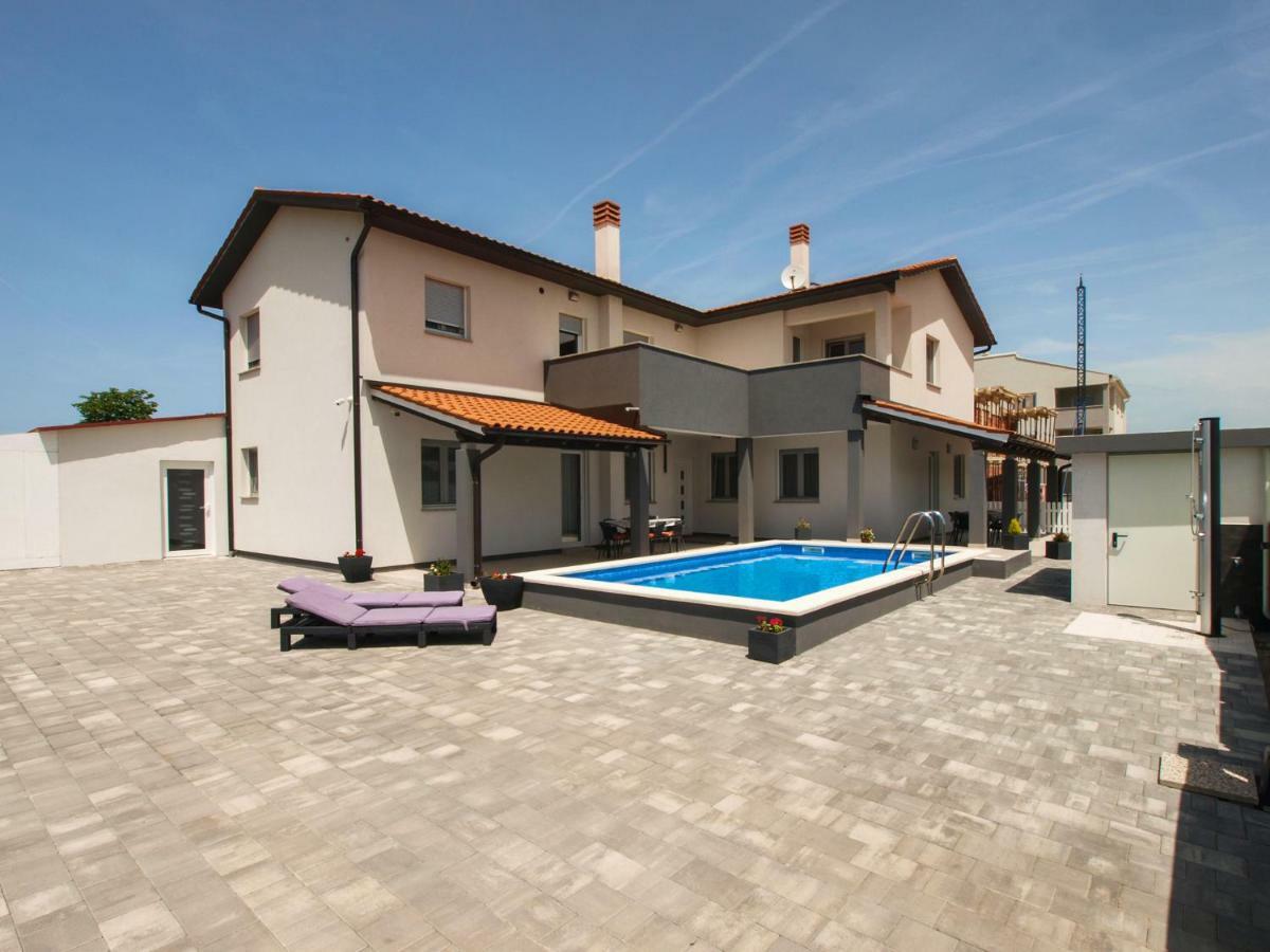 4 Stars Apartments-Pikula Fazana Exterior photo