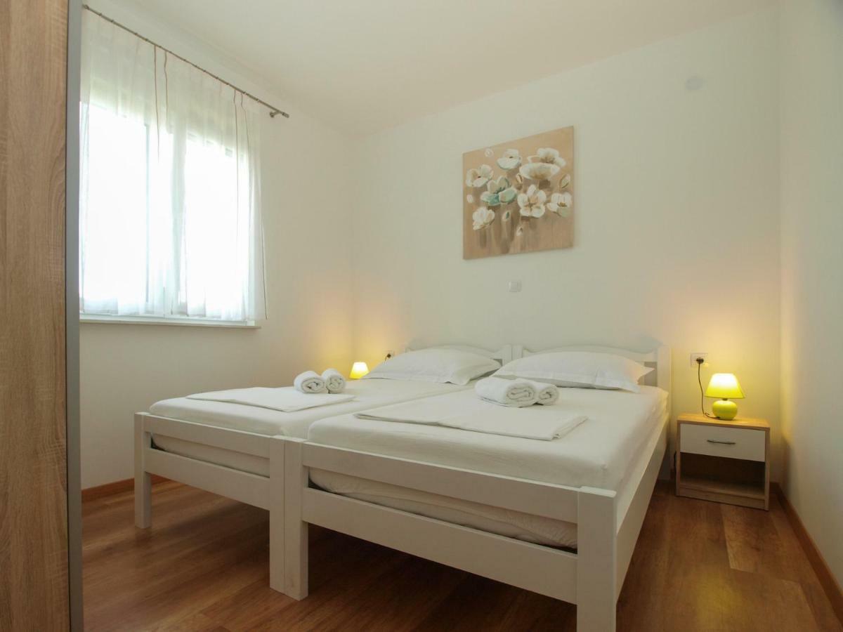 4 Stars Apartments-Pikula Fazana Exterior photo