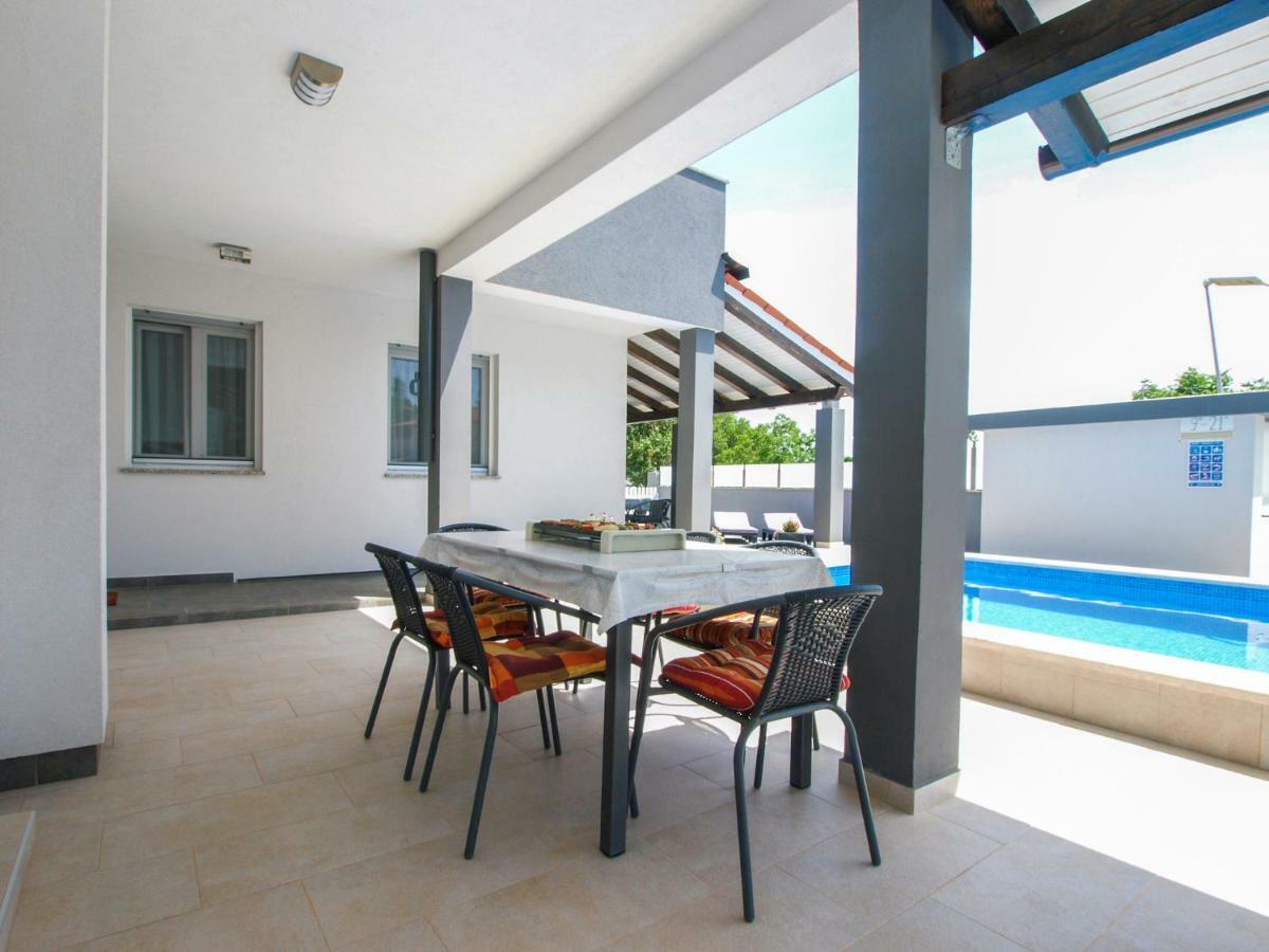 4 Stars Apartments-Pikula Fazana Exterior photo
