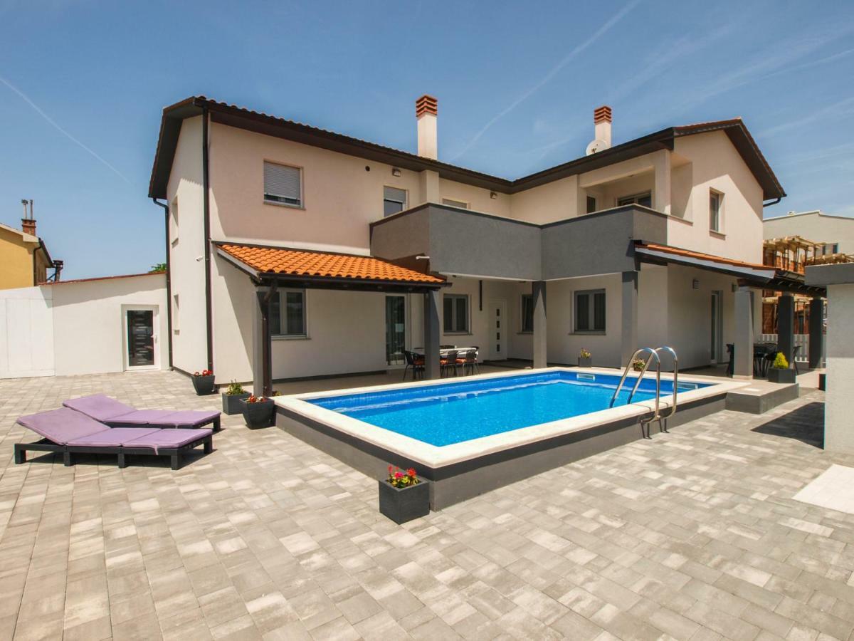 4 Stars Apartments-Pikula Fazana Exterior photo