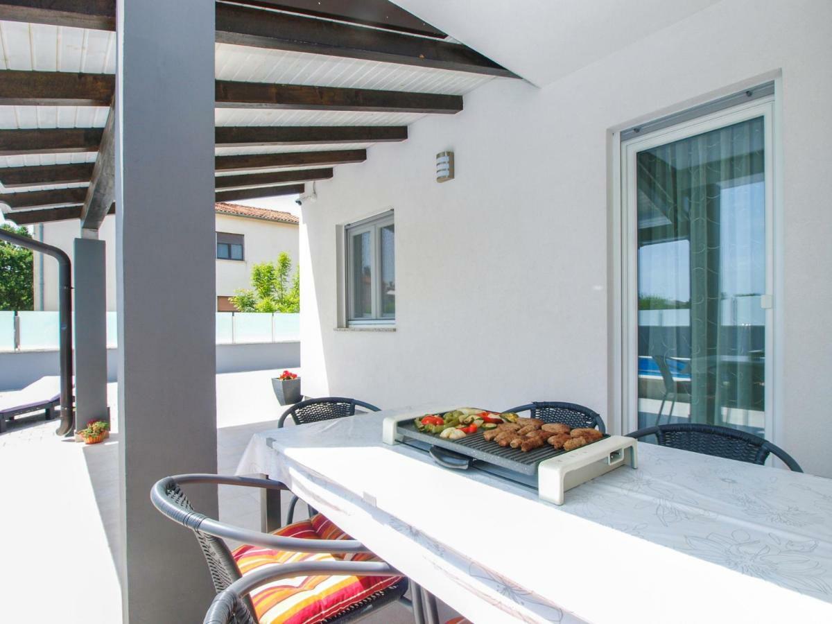 4 Stars Apartments-Pikula Fazana Exterior photo