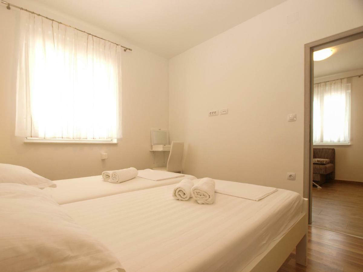 4 Stars Apartments-Pikula Fazana Exterior photo