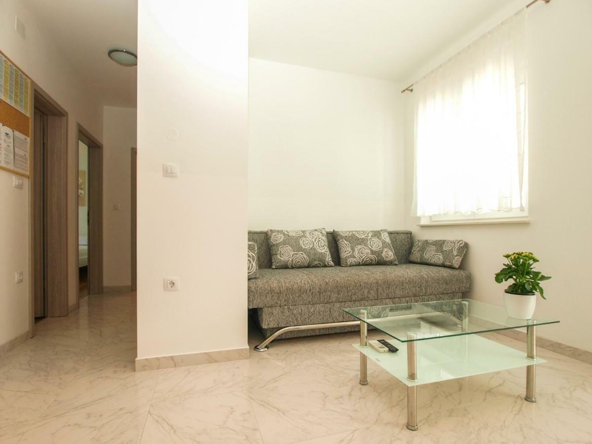 4 Stars Apartments-Pikula Fazana Exterior photo