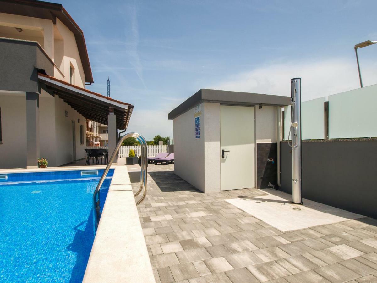 4 Stars Apartments-Pikula Fazana Exterior photo