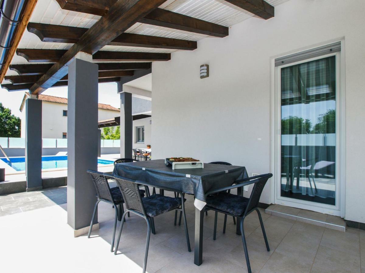 4 Stars Apartments-Pikula Fazana Exterior photo